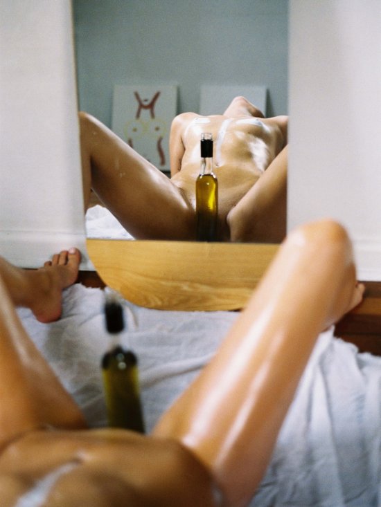 modelo mulher Maddie Neville fotografia de Nick Perritt - Painting Maddie RektMag sensual provocante fetiche arte vinho mãos corpo nudez