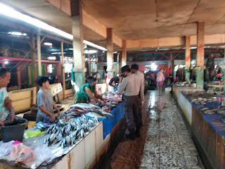 Patroli, Personel Polsek Enrekang Imbau Warga di Pasar Terapkan Prokes