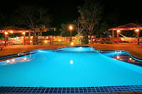 Piscina iluminada en la noche, Hotel Santa Esmeralda