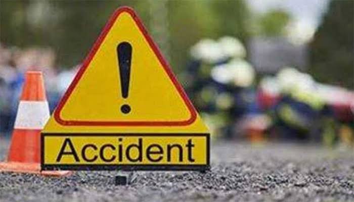 बाढ़ से गंगा स्नान कर लौट रहे टेम्पो में जेसीबी ने मारा टक्कर,एक की मौत,दो पी एम सी एच रेफर!