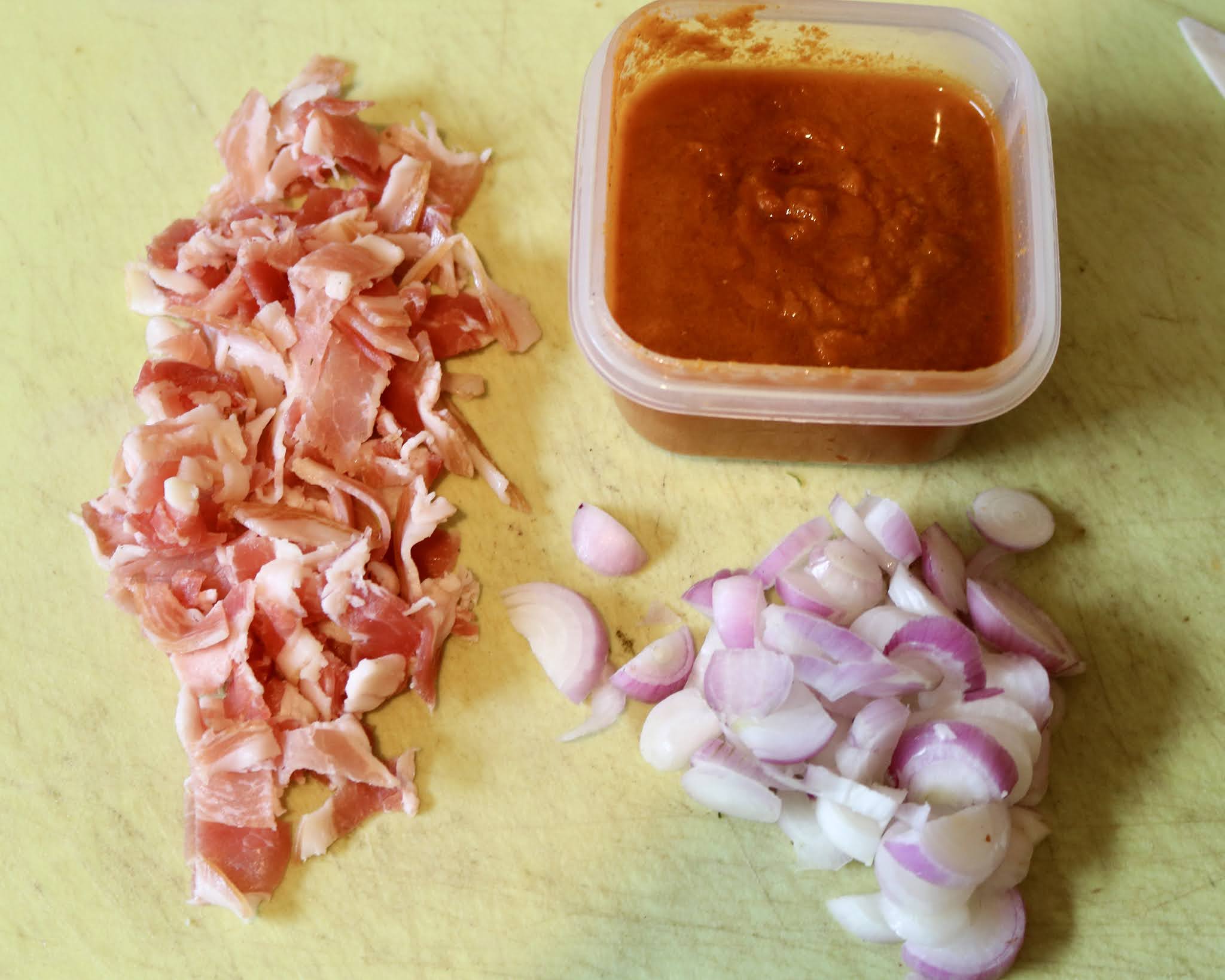 Pasta mit Tomatensauce und Pancetta