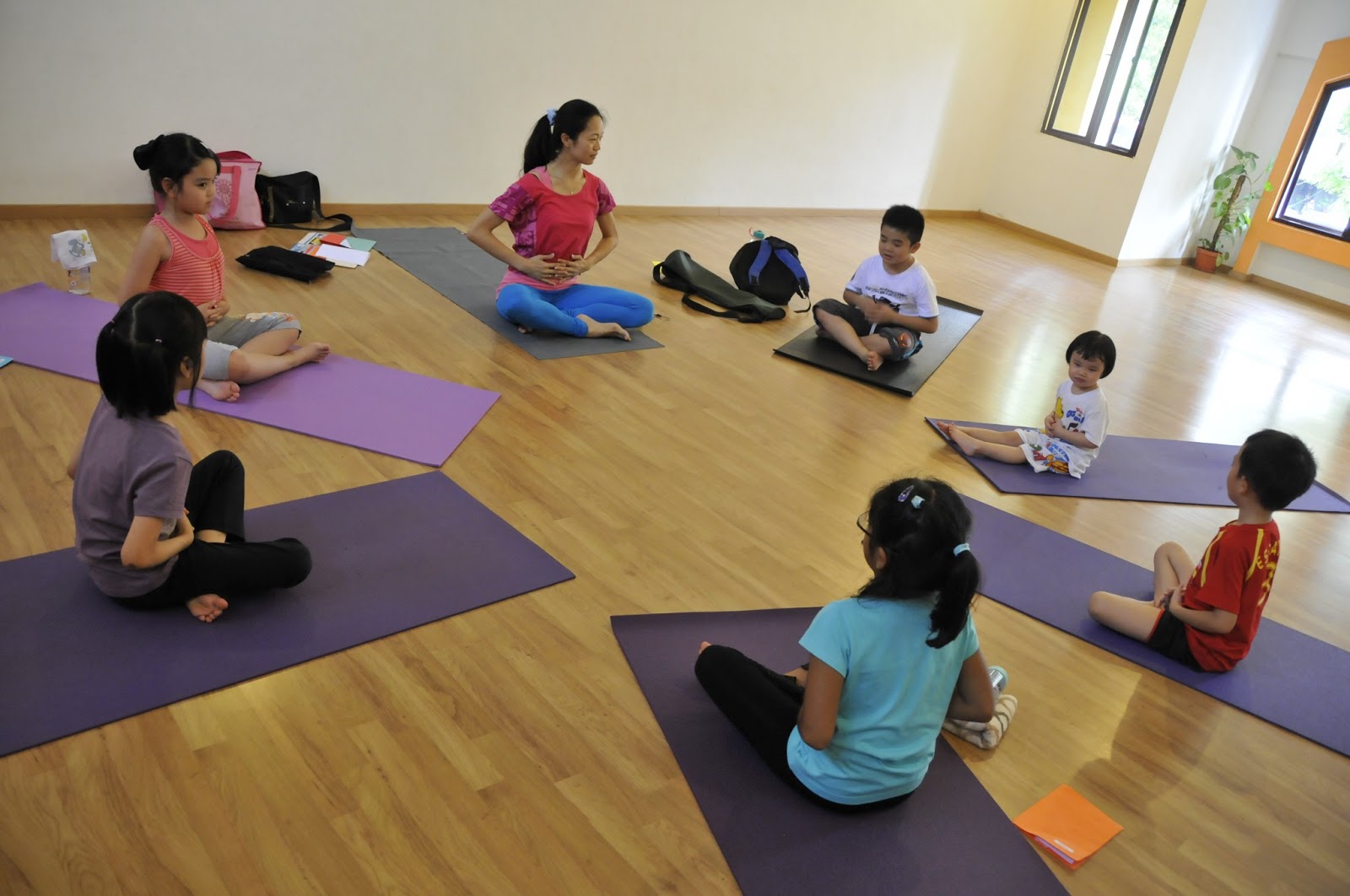 Физкультура для пожилых. Счастливые спортивные люди. Занятия спортом на свежем воздухе. Гимнастика для пожилых. Групповые занятия.