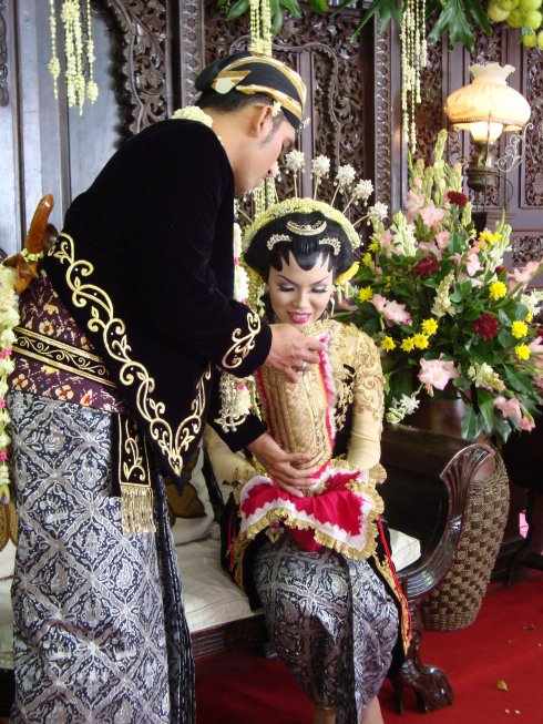 Traditional Javanese wedding customs ~ UNIQUE INDONESIA
