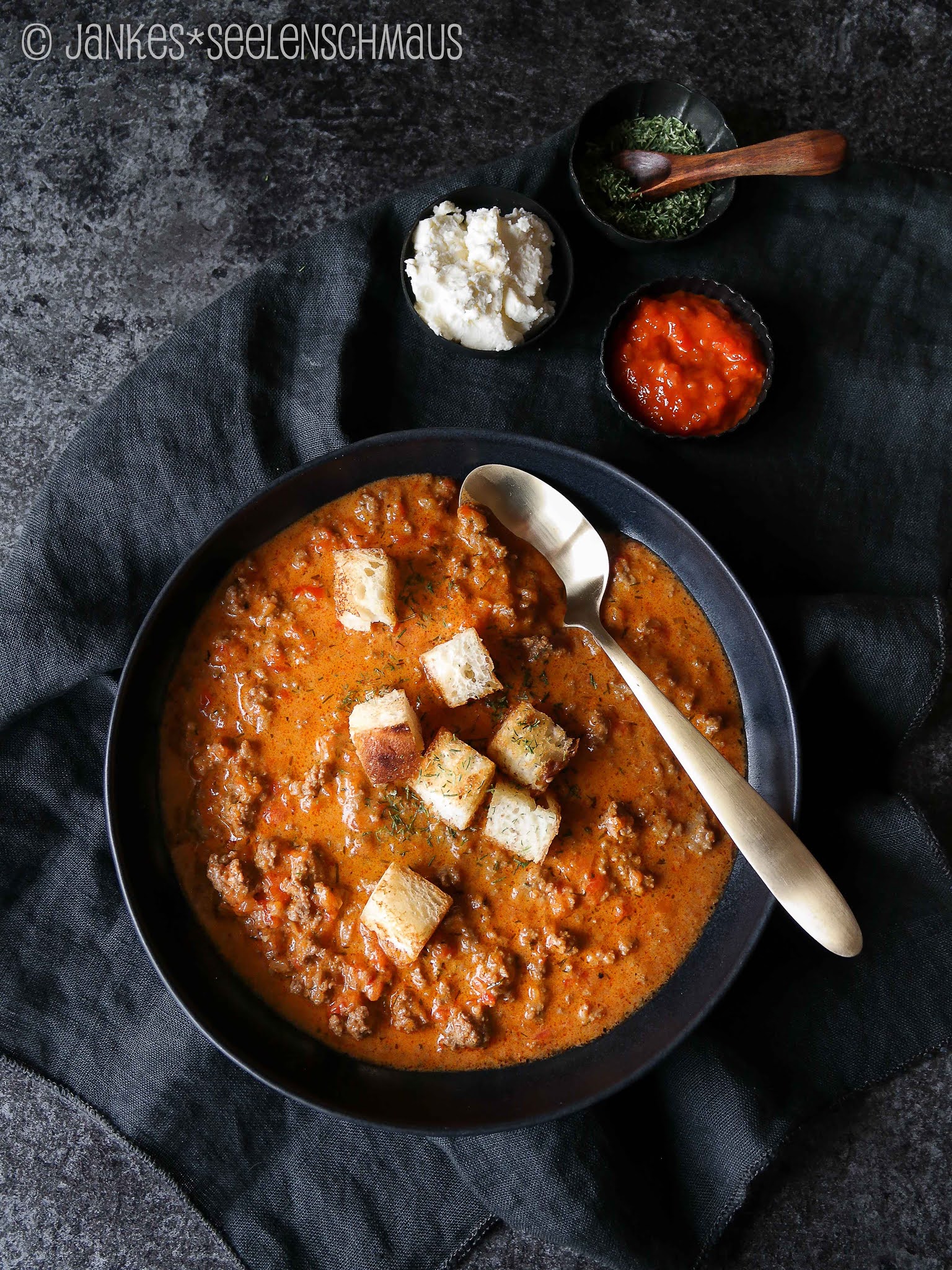 Jankes Seelenschmaus: Ajvar-Suppe mit Hack