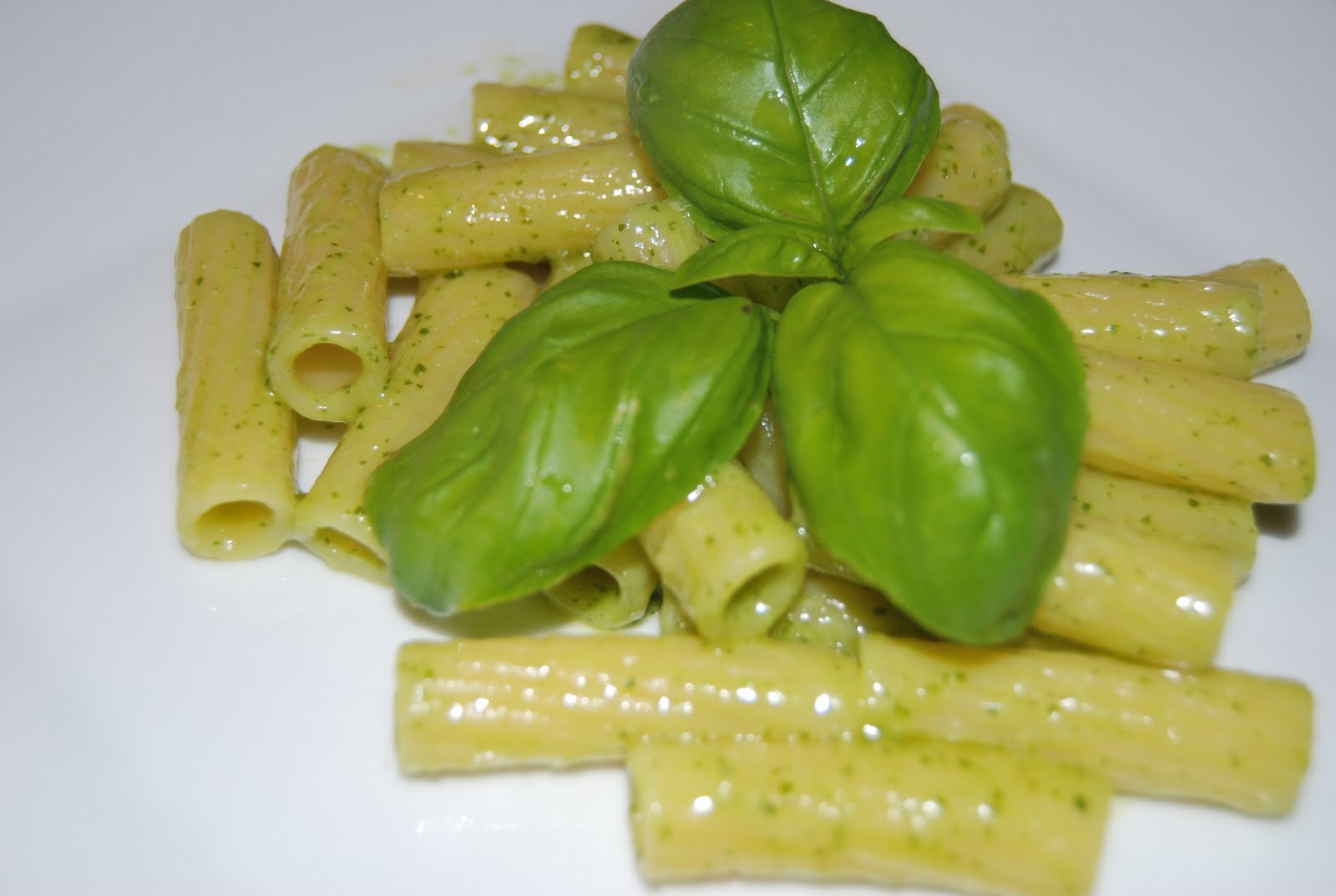 I Cuochi di Lucullo Rigatoni di mais al pesto di basilico e mandorle