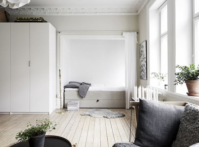 jak urządzić kawalerkę, duża przestrzeń, jak rozdzielić, jak podzielić pokój, styl minimalistyczny, styl skandynawski, less is more, wnętrze, drewno, jak podzielić bez ścian, ścianka działowa,