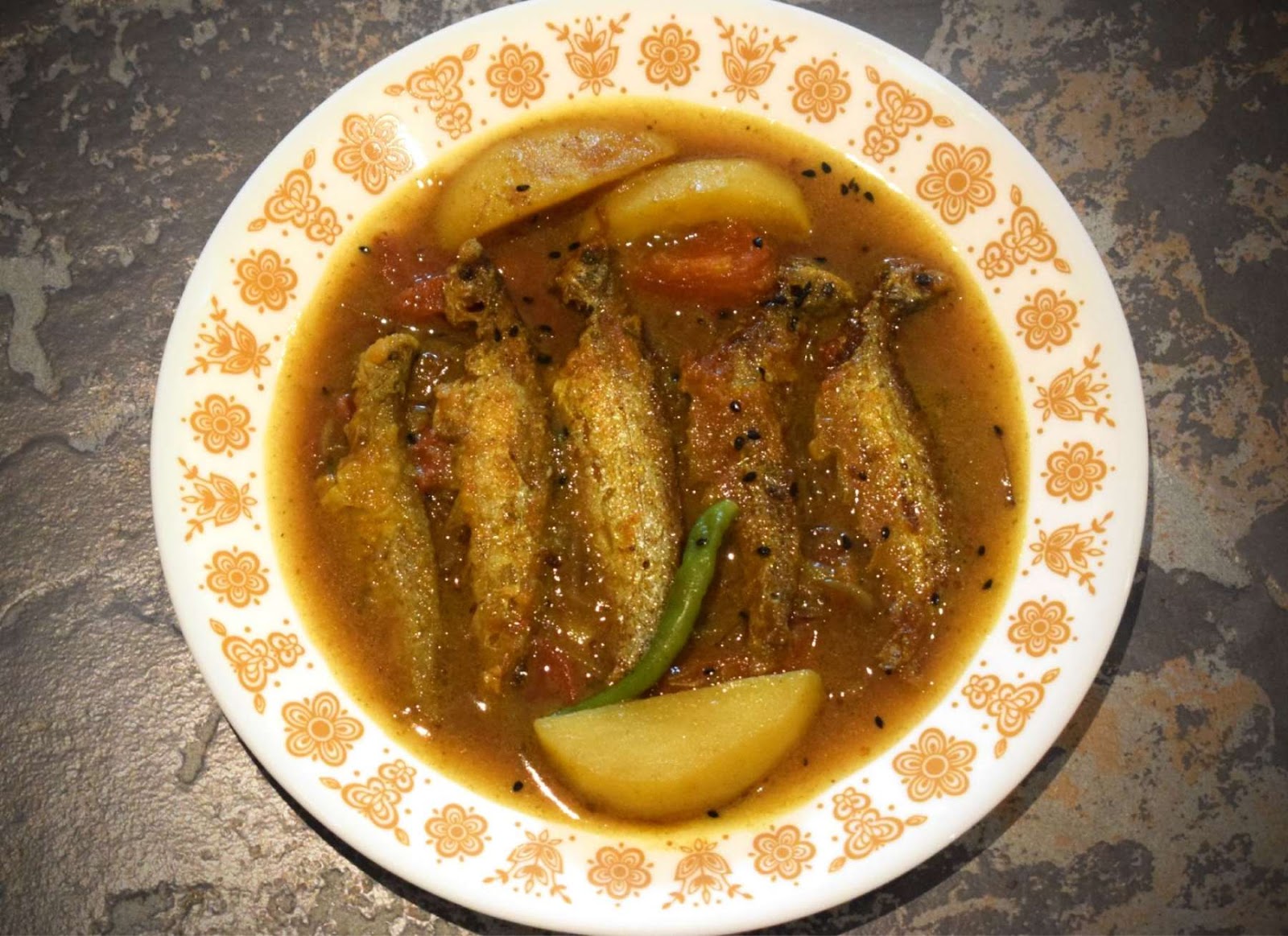 recipe with Kajoli/Bashpata mach, fish curry with onion and potato, Kajoli/Bashpata macher rasha, choti machli banane ka tarika, choti machli ki curry, Bengali fish curry/gravy, choto macher jhol, small fish curry, kajari macher jhol, kajri macher jhol, kajli macher jhol, Indian recipe, Bengali fish recipe, Rumki's Golden Spoon