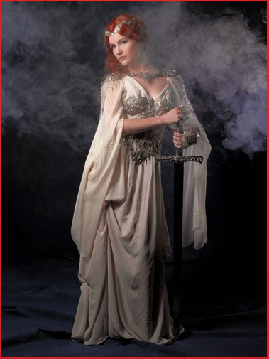 Quête du Graal Dame Femme Chevalier Robe Armure Camelot épée Bijoux Excalibur Sword Kamelot Lady Woman Knight Dress Armour Warrior Medieval Fantasy Photoshooting