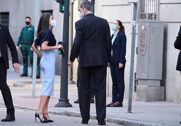 Queen Letizia wore a high waisted pencil skirt from Hugo Boss, and monica navy pumps from Magrit, she carried Carolina Herrera navy clutch