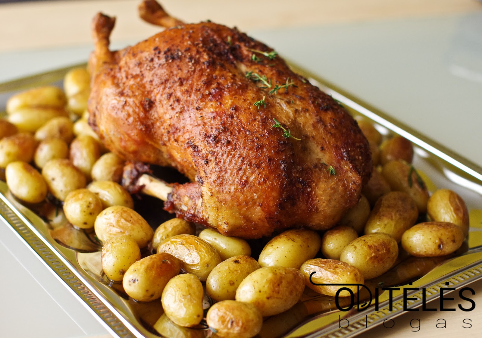 утка с картошкой в духовке. утка с печеным картофелем. утка фаршированная айвой. утка в духовке мягкая и сочная с картошкой. запеченная утка с картошкой.