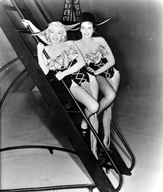 Fotografías de Marilyn Monroe y Jane Russell en Los caballeros las prefieren rubias