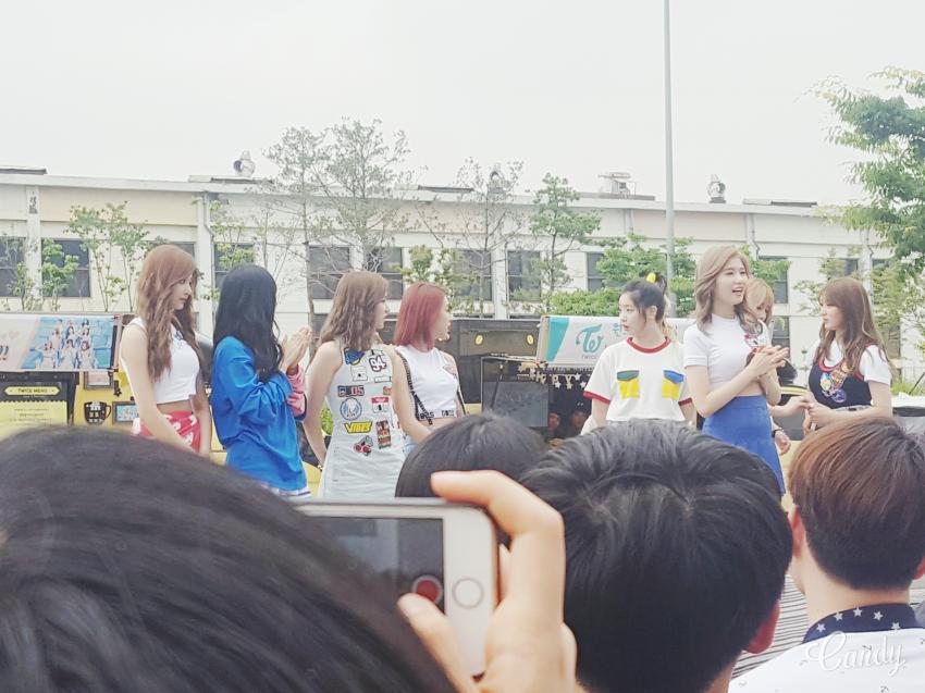 오늘자 트와이스의 팬 역조공 (feat.명패) | 인스티즈