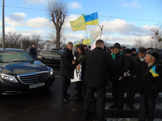 Фермери Київщини зупинили кортеж Порошенка біля Конча-Заспи та висунули свої вимоги до влади