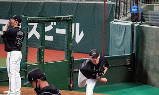 ブルペンで投球練習するマリーンズ田中靖洋