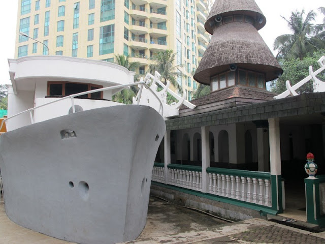 Wisata Religi Masjid Perahu