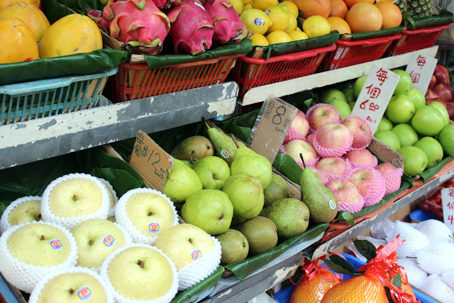 Fresh fruit at a Hong Kong street market stall | travel blog