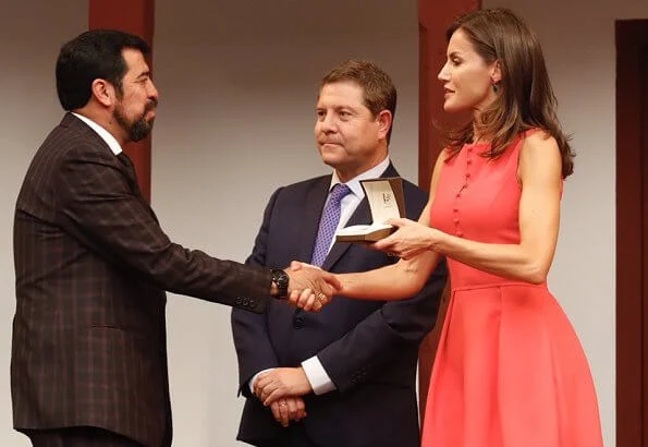 Queen Letizia wore a fuchsia-pink bespoke dress by Carolina Herrera and the Queen wore Coolook Sila earrings.