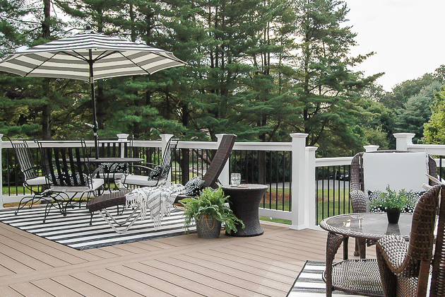 A simple yet beautiful black, white and neutral summer deck. 