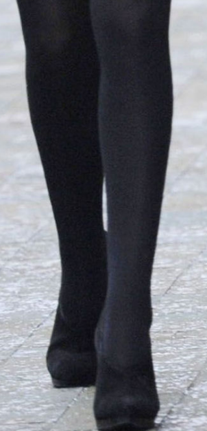 Celebrity Legs and Feet in Tights: Sally Nugent`s Legs and Feet in Tights