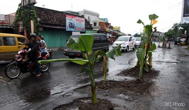 Bisa Dicoba Nih... Protes Jalan Rusak Paling Kreatif Bisa Dicoba Nih... Protes Jalan Rusak Paling Kreatif
