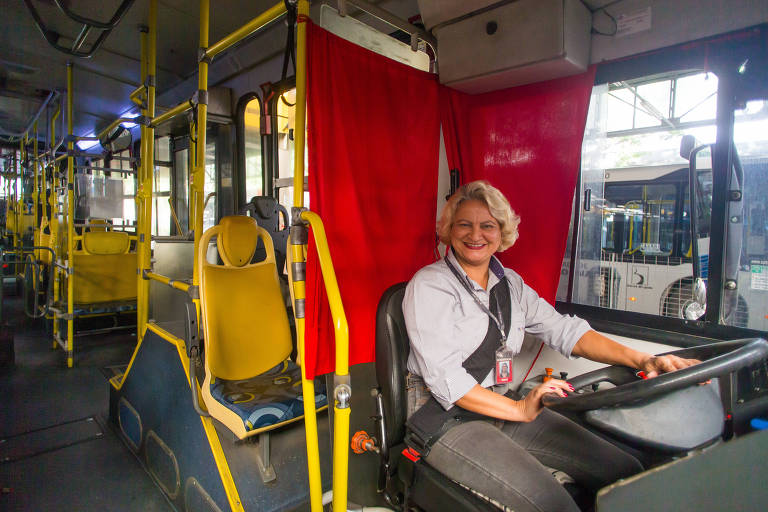 SP: Mulheres superam dificuldades ao volante de ônibus da capital 2 Foto%2BRonny%2BSantos%2B %2BFolhaPress