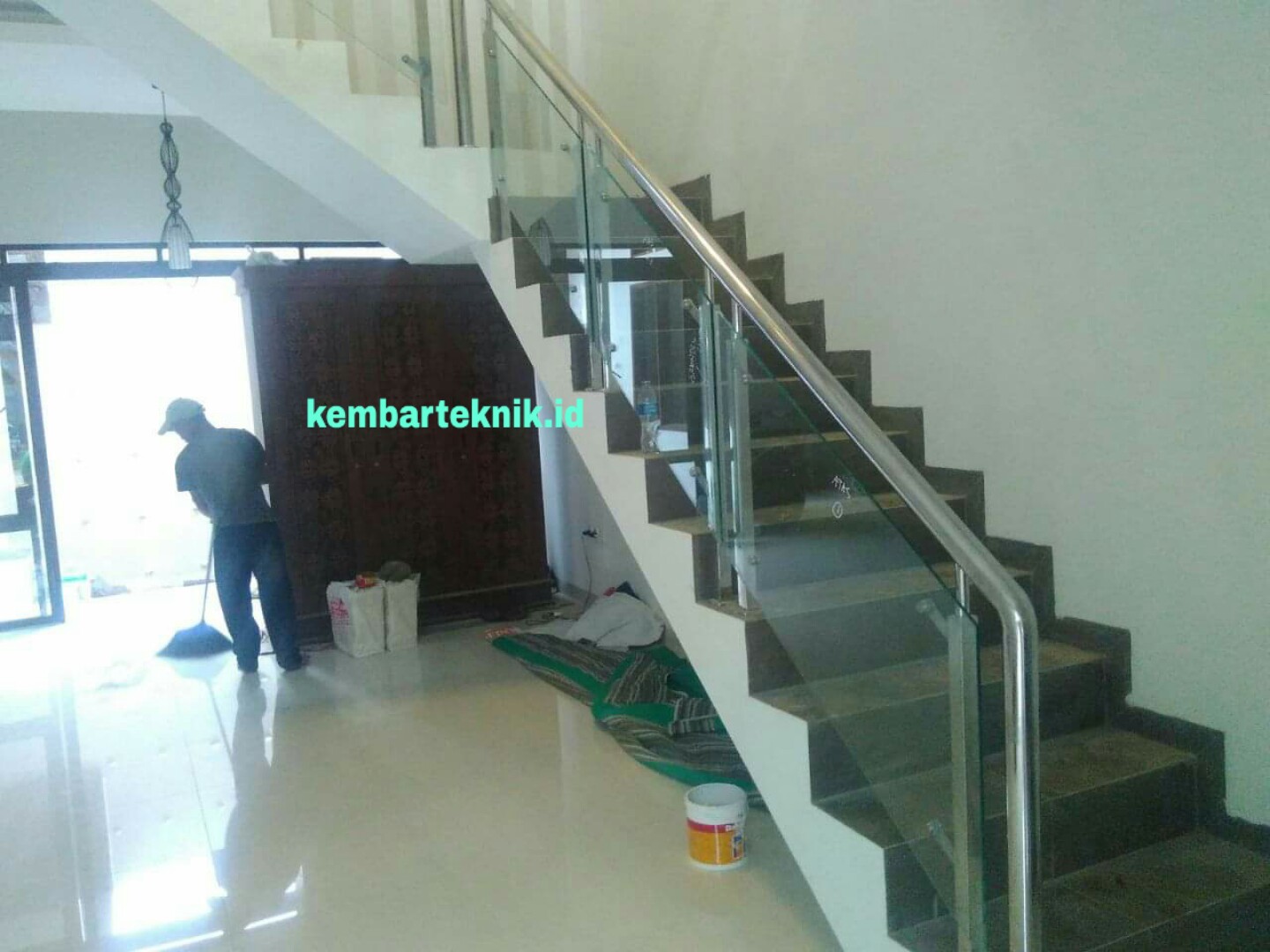 Model Railing atau Pagar Tangga Stainless Minimalis