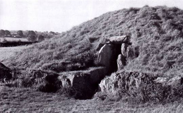 Вход в кельтский могильник в Англеси, Уэльс