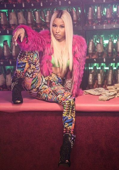 4 Nicki Minaj shares new photos of herself...