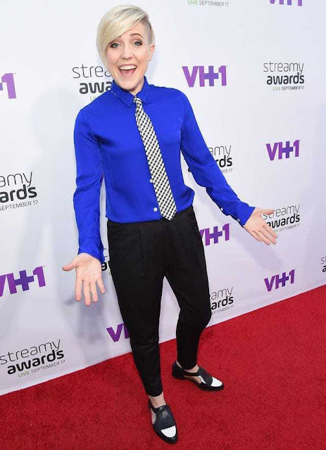 American internet personality Hannah Hart Photos Collection Navel Queens American internet personality Hannah Hart Photos Collection Navel Queens