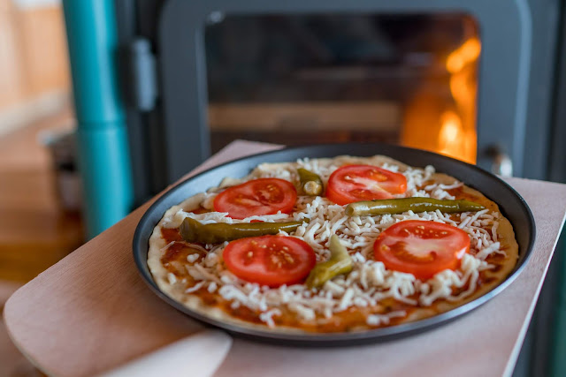 Pizzabacken im Wohnzimmer | Steinofenpizza aus dem Kaminofen mit Pizza Casa | So gelingt dir Pizza wie beim Italiener! Pizzastein-Schamott Pizzateig-Rezept 20