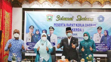 Bupati Epyardi Asda Lantik Pengurus PKK Kabupaten Solok Bupati Epyardi Asda Lantik Pengurus PKK Kabupaten Solok