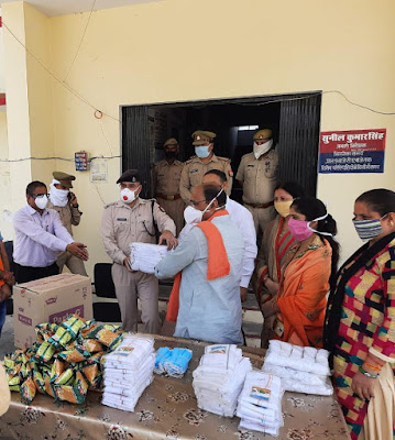 सदर विधायक जालौन द्वारा पुलिस बल को गमछा/मास्क/खाद्य सामग्री वितरित Sadar MLA Jalaun distributes towel/masks/food items to the police force संवाददाता, Journalist Anil Prabhakar. www.upviral24.in सदर विधायक जालौन द्वारा पुलिस बल को गमछा/मास्क/खाद्य सामग्री वितरित Sadar MLA Jalaun distributes towel/masks/food items to the police force संवाददाता, Journalist Anil Prabhakar. www.upviral24.in