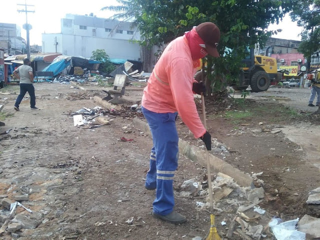 Mais de 60 caminhões de lixo foram recolhidos da praça Jonathas Pedrosa