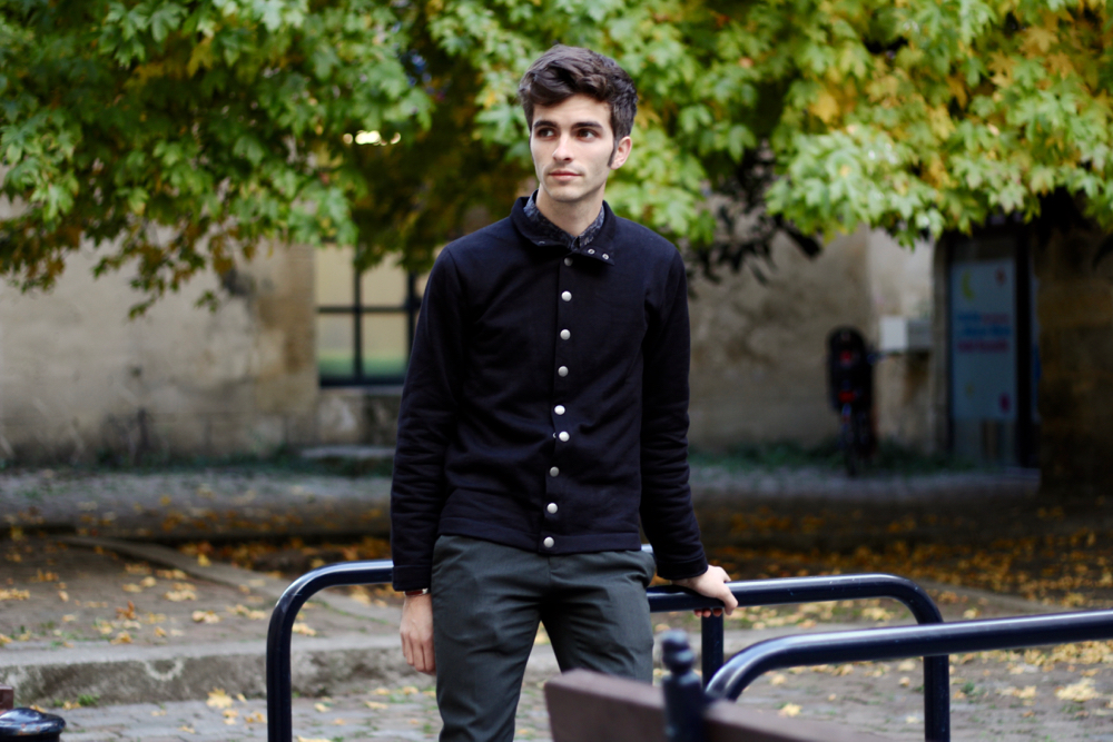 BLOG-MODE-HOMME-VOYAGE-Lifestyle-boots-dries-van-noten-cardigan-forever-agnes-b-pression-pantalon-vert-chemise-paisley-petit-col-bordeaux-preppy