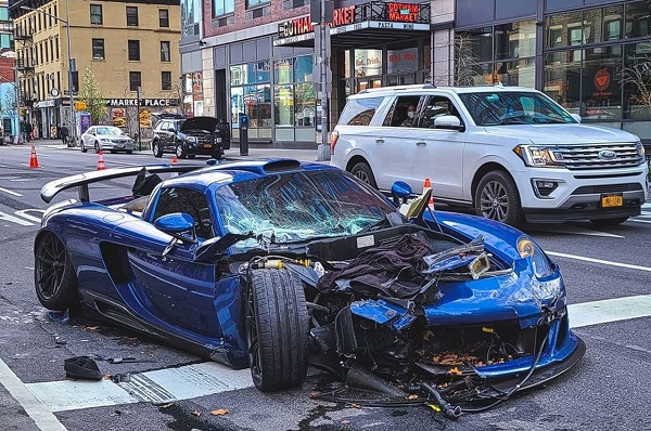 Esto fue lo que pasó con el Gemballa Mirage GT (Porsche Carrera GT) que  chocó en Nueva York - Monkey Motor