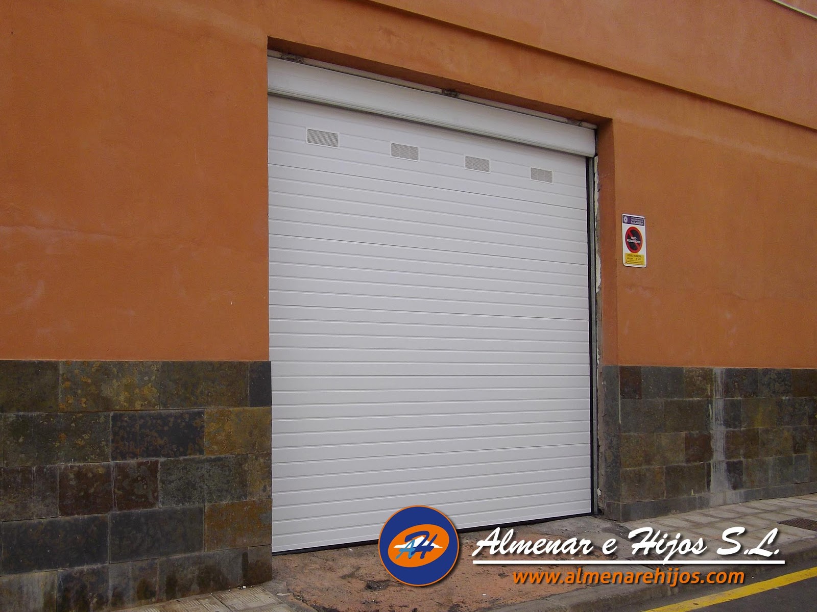 Almenar e Hijos Cerrajería: PUERTA SECCIONAL