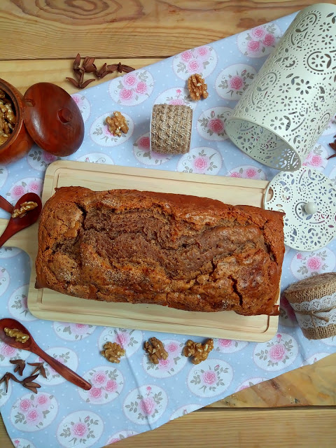 Bizcocho de nueces. Receta fácil, rápida, rica, esponjosa, tierna, desayuno, merdienda, postre. Aprovechamiento, otoño, con horno Cuca