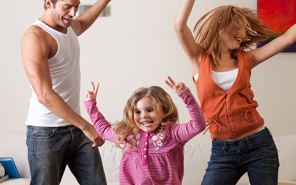 Пляшем вместе. Дети с родителями. Танцы с родителями и детьми. Родитель ребенок танец. Мама танцует с ребенком.