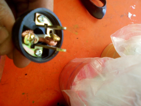 INSTALA Plomeria, Electrico y Ferreteria: Como Poner Una Clavija