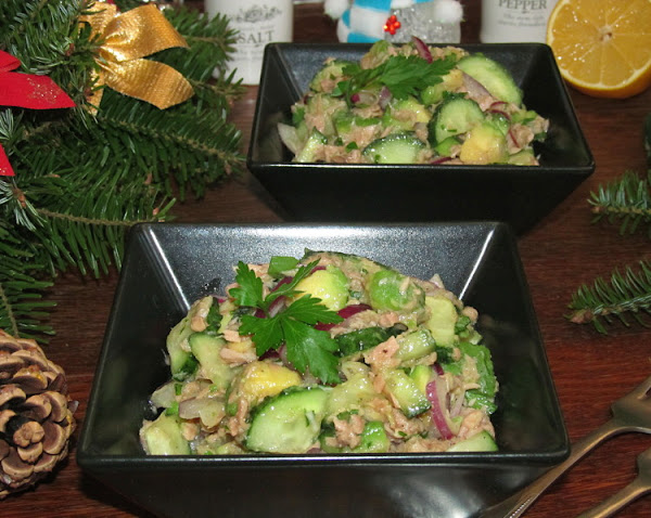 Салат с авокадо и тунцом