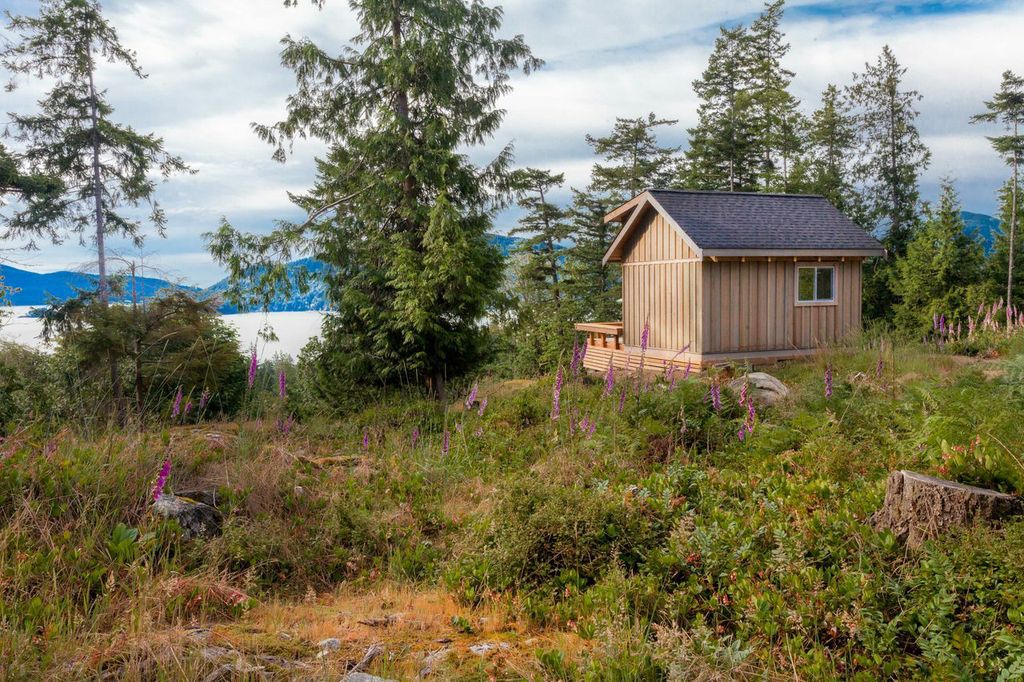 Gambier Island Cabin (192 Sq Ft) [ TINY HOUSE TOWN ]