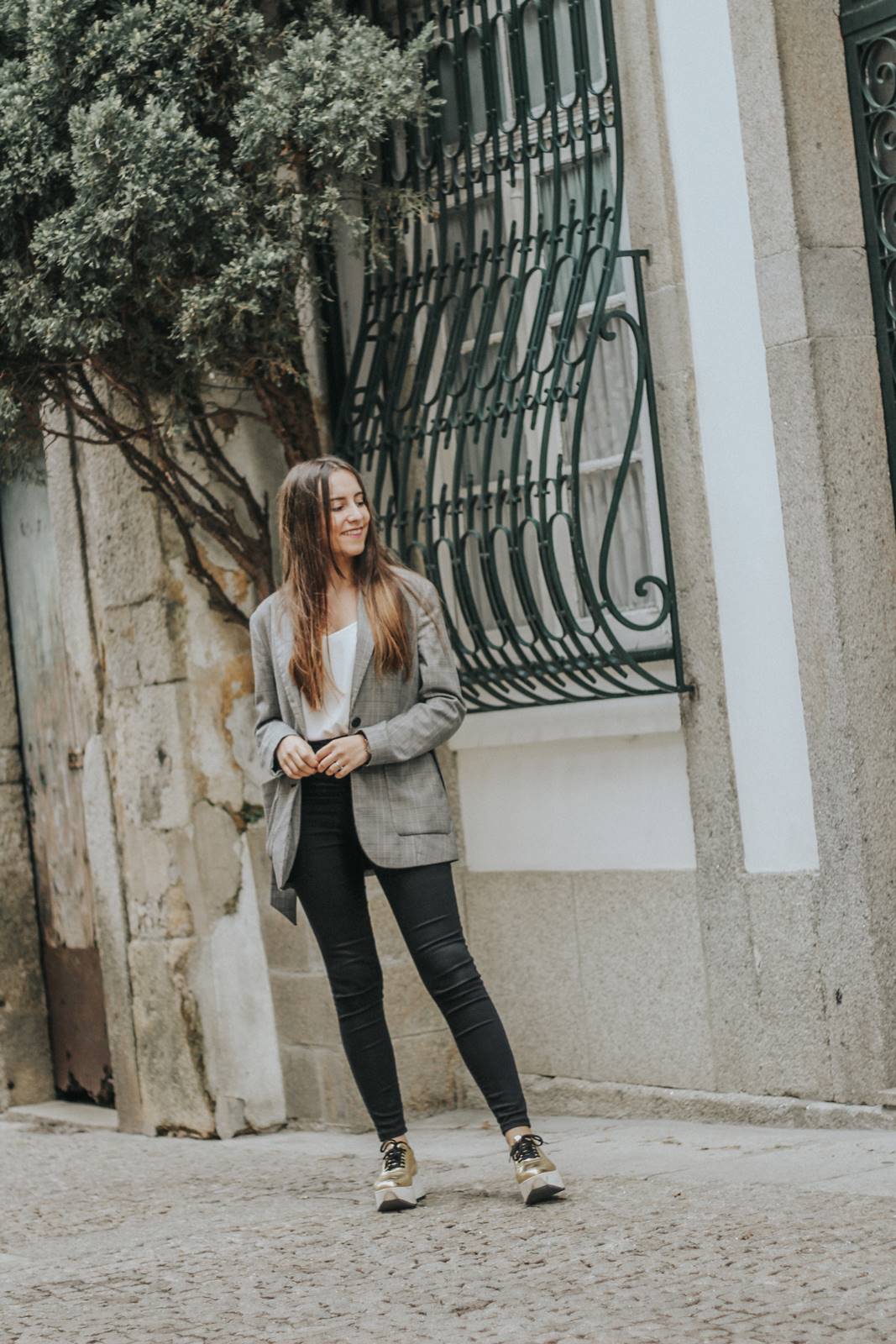 outfit_Blazer_riscas_zara outfit_check_blazer_golden_sneakers
