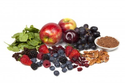 12420550-gli-alimenti-ricchi-di-antiossidanti-isolati-su-bianco-include-spinaci-uvetta-mele-prugne-uva-rossa-