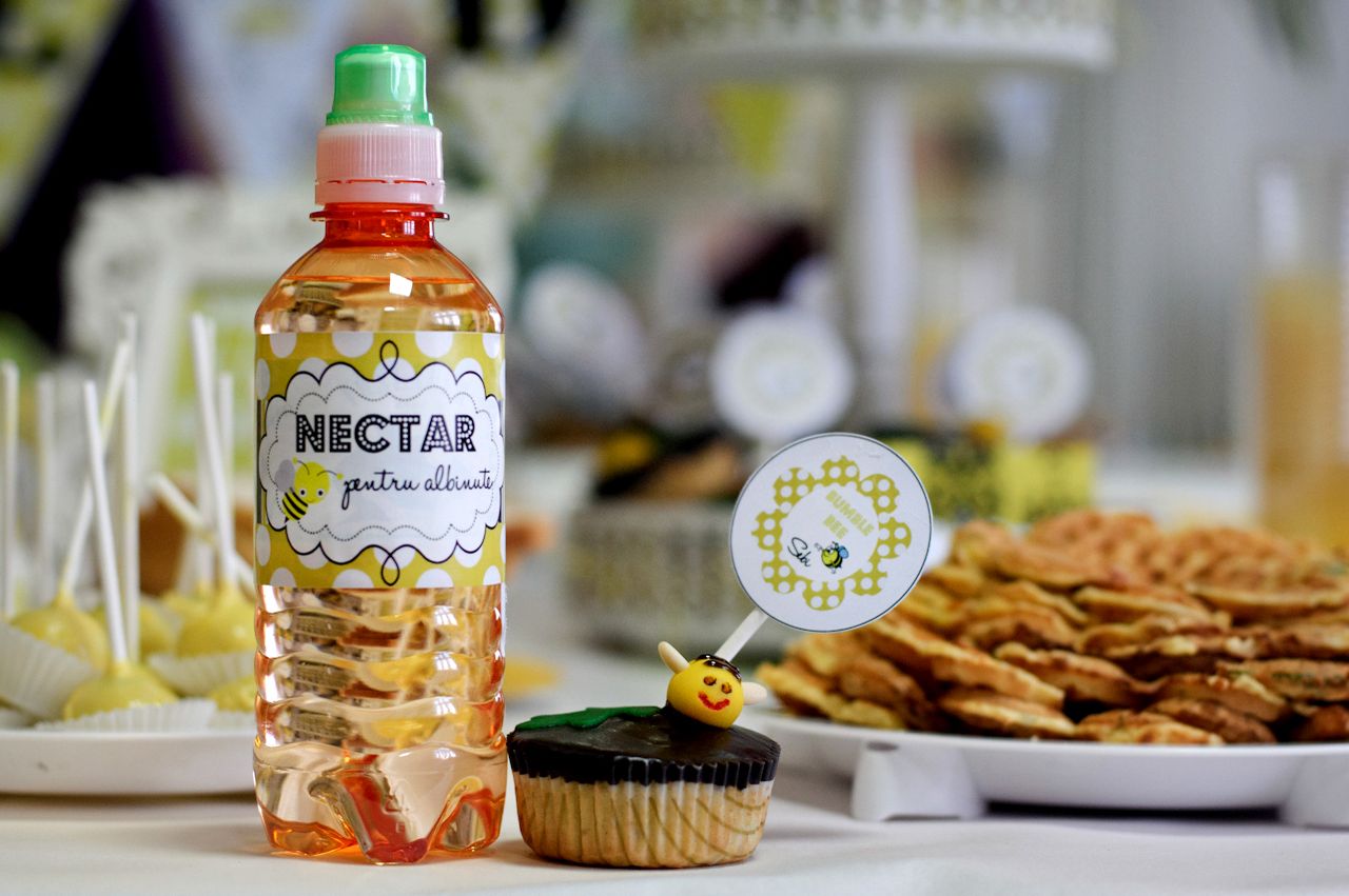 Cupcakes cu mere si albinute