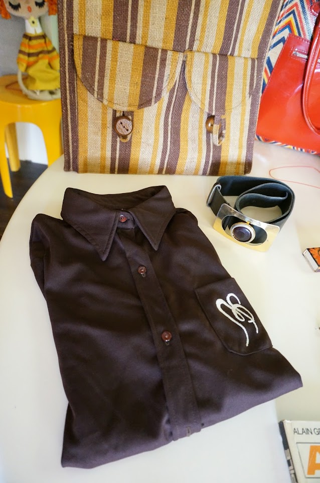 cabas rayé , chemise monogramme ,   70s striped tote bag , belt buckle , monogram shirt 1970s années 70