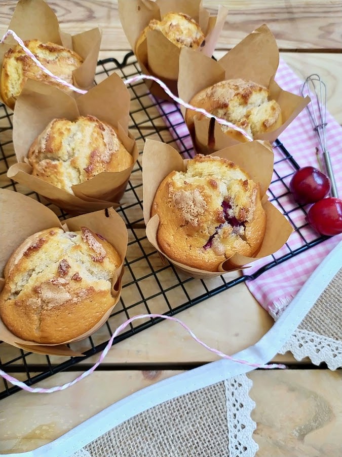 Muffins de cerezas. Cherry muffins. Desayuno, merienda, postre, fruta de temporada, receta fácil, esponjosos, jugosos, tiernos. Cuca
