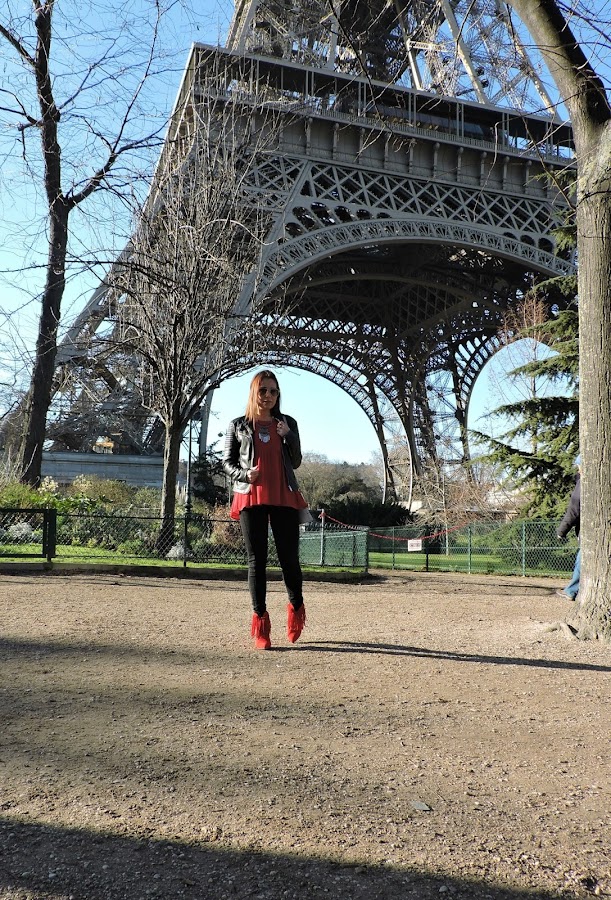  eiffel tower red