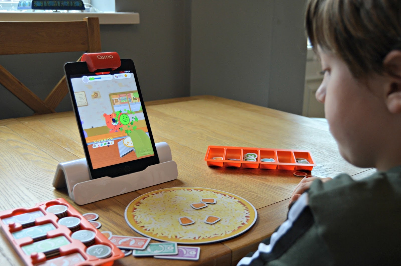 boy playing osmo boy playing osmo