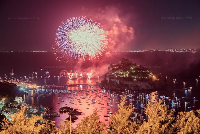 Festa a mare agli scogli di Sant' Anna, Festa di Sant' Anna 2015, foto fuochi d'artificio Ischia, Incendio del Castello Aragonese Ischia, Baia di Sant' Anna, Scogli di Sant' Anna, 