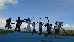 Melayang di atas Karpet Biru